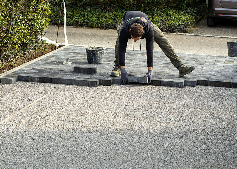 Pflastern einer Einfahrt in Steißlingen, Betonstein verlegen