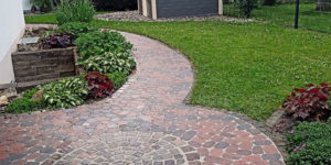 Pflastersteine im wilden Verband bilden einen neuen Gartenweg in Singen