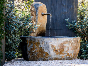 Natursteinbrunnen
