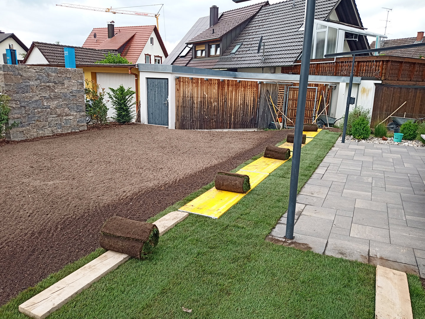 Der neue Rollrasen wird gelegt